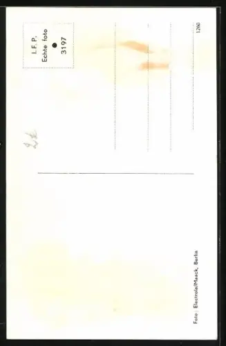 AK Musikerin Conny in weisser Bluse