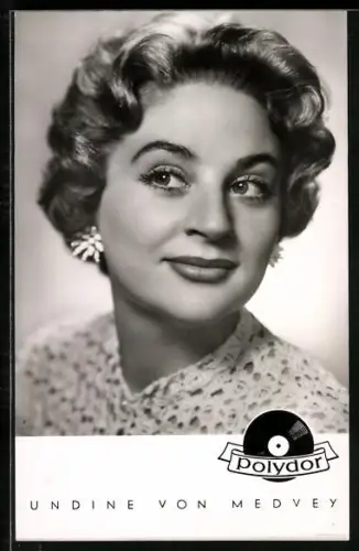 AK Musikerin Undine von Medvey schaut seitlich