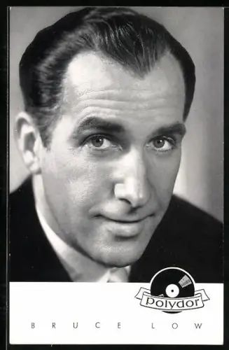 AK Musiker Bruce Low in die Kamera schauend