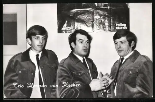 AK Musiker des Trios Herman van Keeken vor Rolling Stones-Plakat