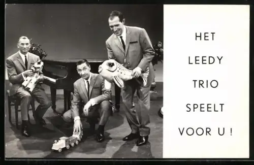 AK Musiker des Trios Speelt mit Spielzeugeisenbahn am Flügel