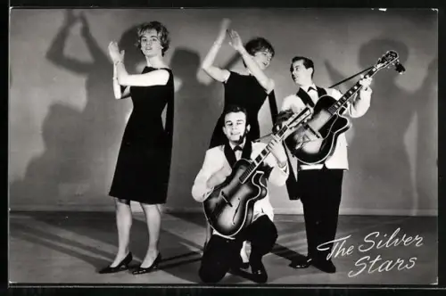 AK Musiker der Band The Silver Stars mit E-Gitarren