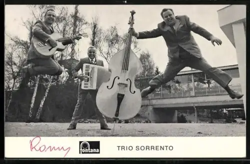 AK Musiker des Trios Sorrento mit Instrumenten