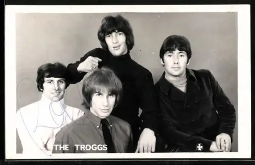 AK Musiker der Band the Troggs lächeln in die Kamera, Autogramm