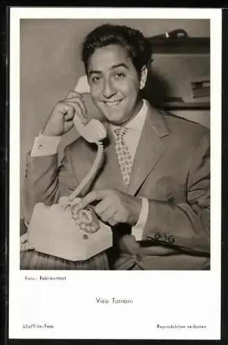 AK Schauspieler Vico Torriani im Anzug am Telefon