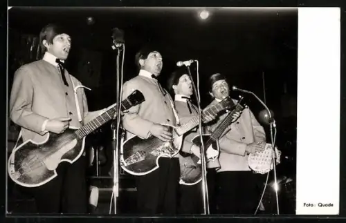 AK Musiker der Band Stachelschweine mit E-Gitarren