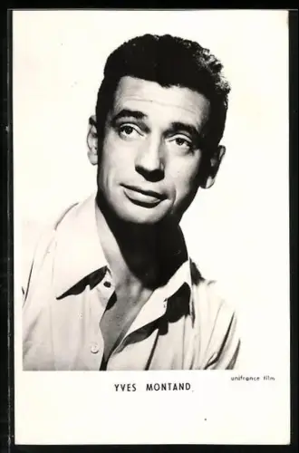 AK Musiker Yves Montand mit geöffnetem Hemd