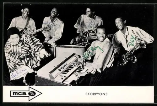 AK Musiker der Band Skorpyons mit Instrumenten, Autogramme
