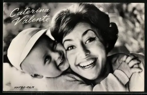 AK Musikerin Caterina Valente mit Kleinkind