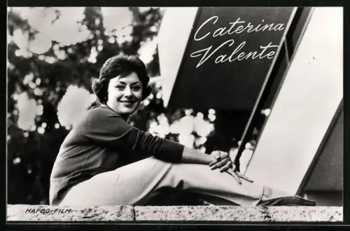 AK Schauspielerin Caterina Valente im Pullover und Hose