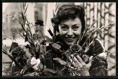 AK Musikerin Caterina Valente mit Rosenstrauss