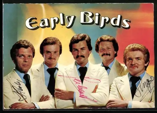 AK Musiker der Band Early Birds in weissen Anzügen, Autogramme