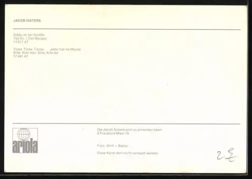 AK Musikerinnen der Band Jacob Sisters lächeln in die Kamera, Autogramme