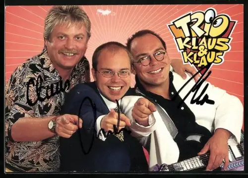 AK Musiker des Trios Klaus & Klaus lächeln in die Kamera, Autogramme
