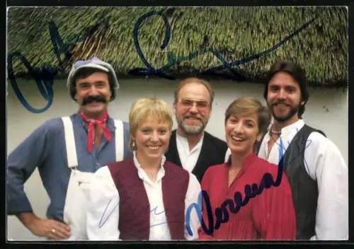 AK Musiker der Band Godewind lächeln in die Kamera, Autogramme