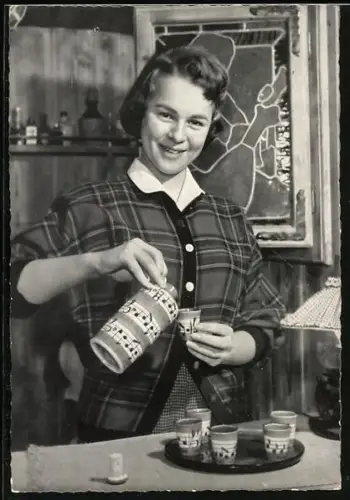 AK Musikerin Conny Froboess lächelnd einen Becher füllend