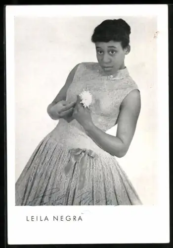AK Musikerin Leila Negra in elegantem Kleid und weisser Blume