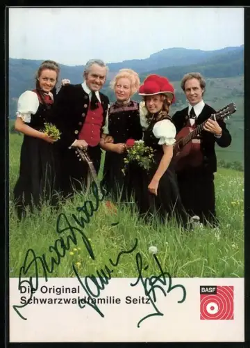AK Musiker Schwarzwaldfamilie Seitz mit Gitarren auf einem Feld stehend
