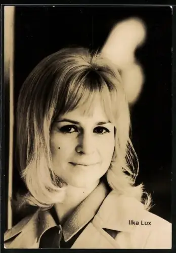 AK Musikerin Ilka Lux blickt lächelnd in die Kamera
