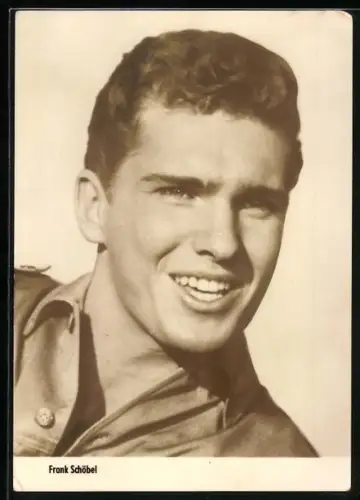 AK Musiker Frank Schöbel blickt lächelnd an der Kamera vorbei