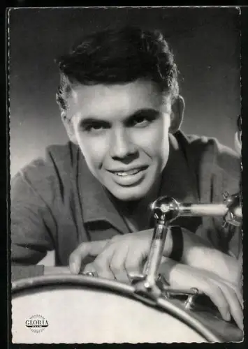 AK Musiker Peter Kraus lehnt an einer Trommel