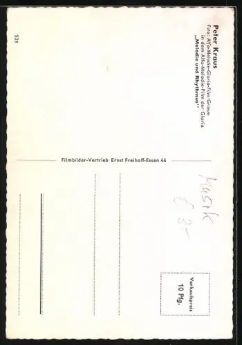 AK Musiker Peter Kraus lehnt an einer Trommel