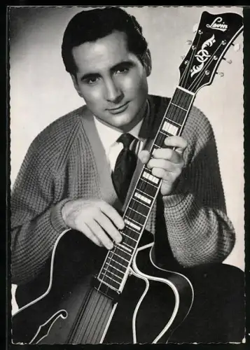 AK Musiker Freddy mit Gitarre und Strickjacke