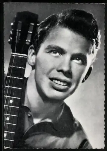 AK Peter Kraus, Porträt des Sängers mit seiner Gitarre