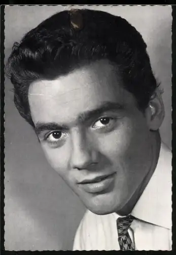 AK Schauspieler Hans-Jürgen Bäumler in weissem Hemd mit Krawatte