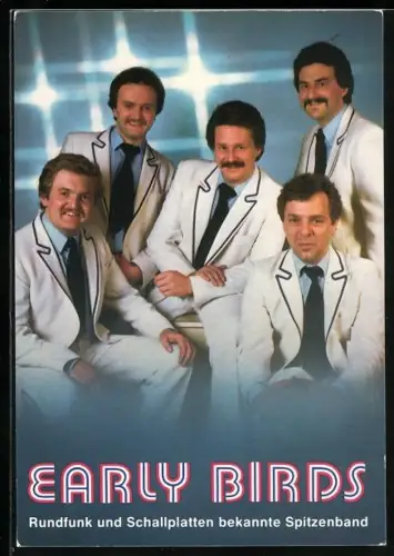 AK Musiker Early Birds in einheitlichen weissen Anzügen mit Scheinwerfern im Hintergrund