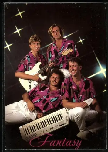 AK Musiker Fantasy in einheitlichen Hemden mit Gitarre und Keytar