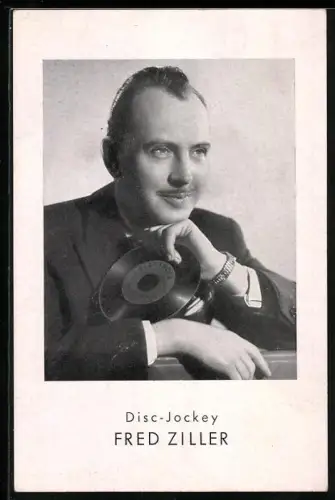 AK Musiker Fred Ziller mit einer 7 Schallplatte in der Hand