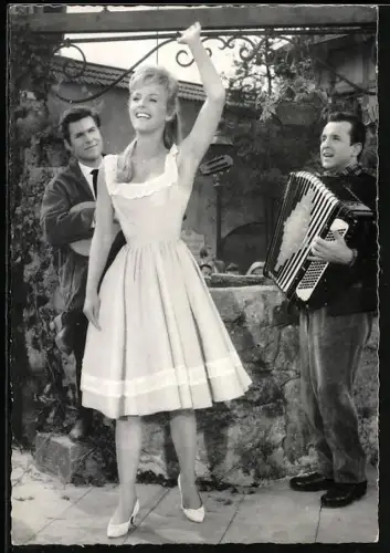 AK Schauspielerin Heidi Brühl lächelt im Kleid