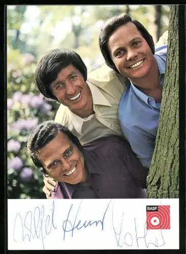 AK Musiker der Band Medium Terzett hinter Baum hervorschauend