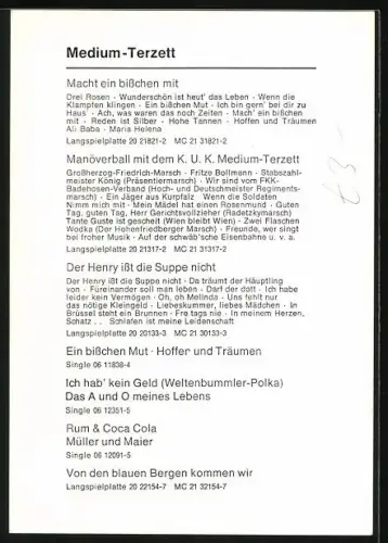 AK Musiker der Band Medium Terzett hinter Baum hervorschauend