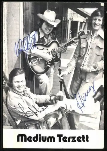 AK Musiker Medium Terzett mit Gitarre und Cowboyhut