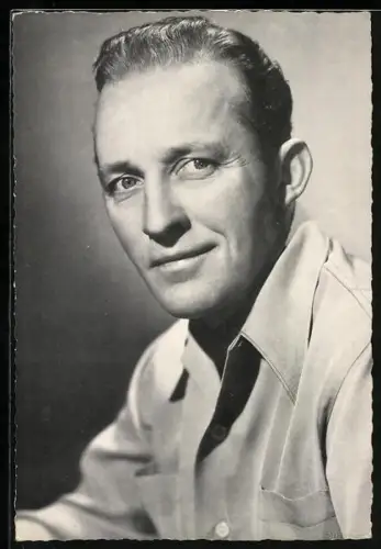 AK Schauspieler Bing Crosby blickt in die Kamera