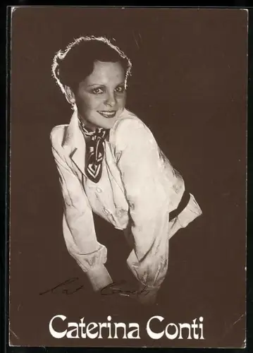 AK Musikerin Caterina Conti lächelt in die Kamera