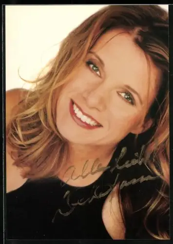 AK Musikerin Deborah Sasson lächelt in die Kamera