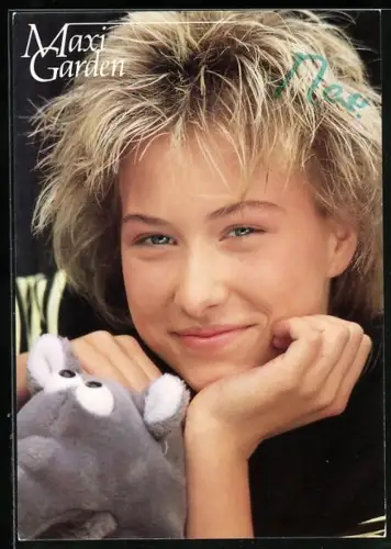 AK Musikerin Maxi Garden mit einer Plüschmaus