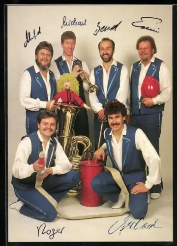 AK Musiker Struwwelpeter posieren mit Feuerwehrschlauch und Puppe