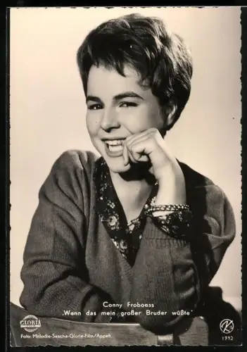 AK Musikerin Conny Froeboss lächelt verschmitzt in die Kamera