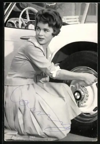 AK Musikerin Conny Froboess Prüft die Luft am Auto BMW 507