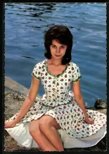 AK Schauspielerin Giorgia Moll im Blumenkleid am Wasser
