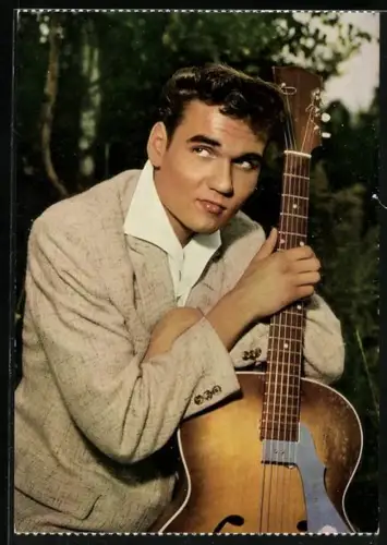 AK Musiker Ted Herold mit Gitarre im Garten