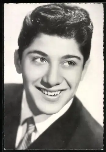 AK Musiker Paul Anka im Anzug mit Krawatte