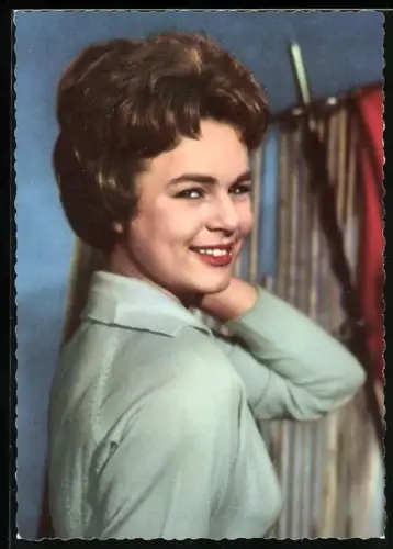 AK Musikerin Conny Froboess mit verführerischem Blick in die Kamera