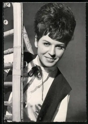 AK Musikerin Manuela lächelnd neben Bambus