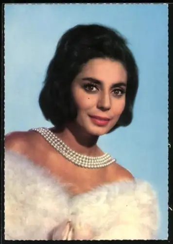 AK Musikerin Carmela Corren mit Perlenkette