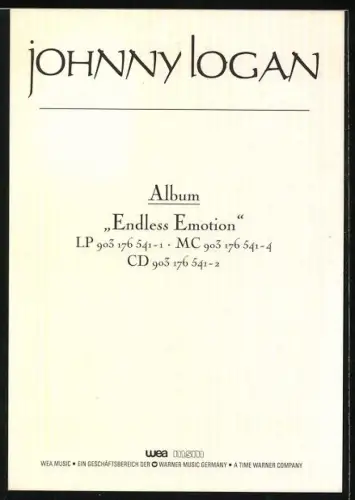 AK Musiker Johnny Logan im schwarzen Anzug vor einer hellen Wand